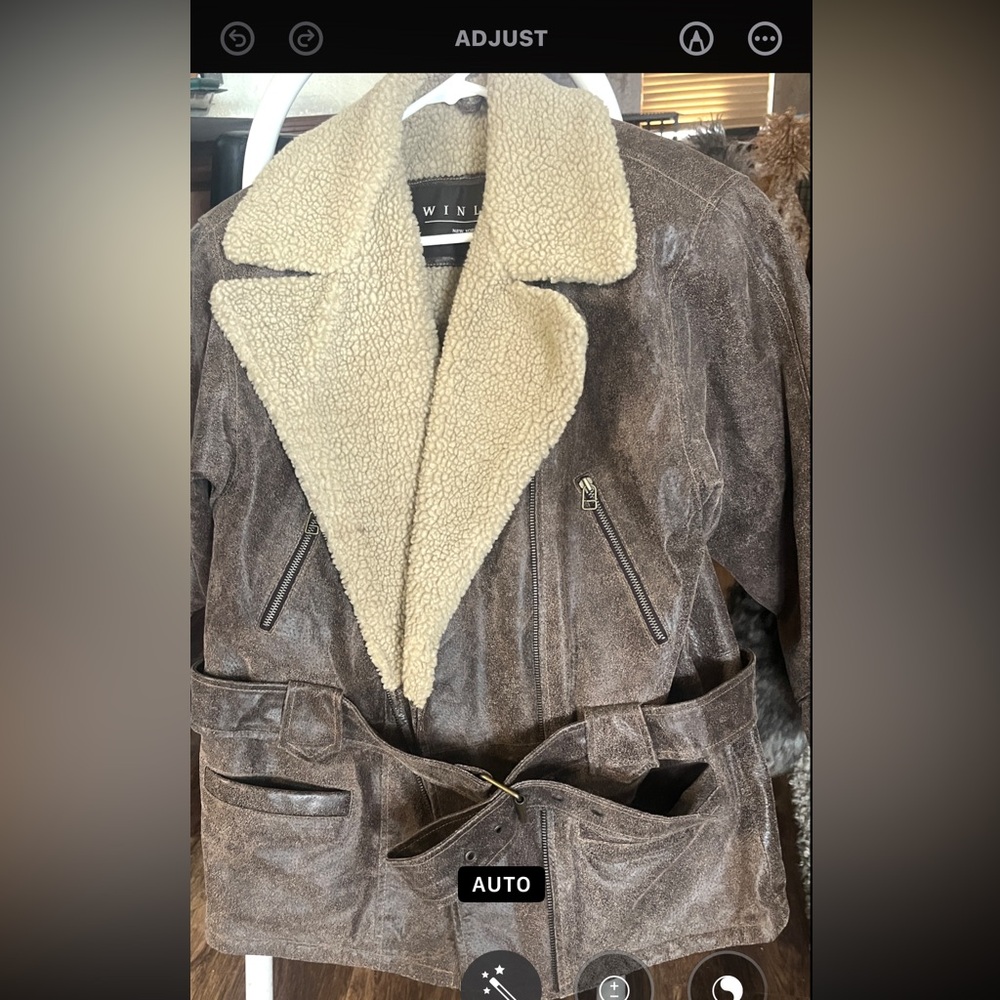 Winlet leather jacket
Brown leather bomber jacket
Distressed leather 
Small